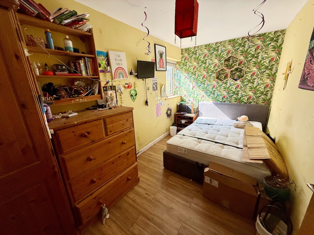 Lot: 23 - FIVE-BEDROOM HOUSE FOR IMPROVEMENT - Bedroom five